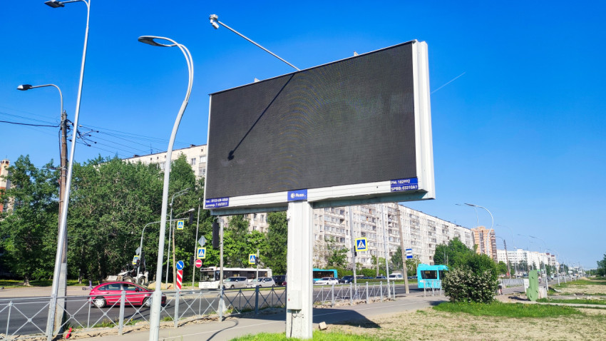 Уличный цифровой билборд на городской магистрали