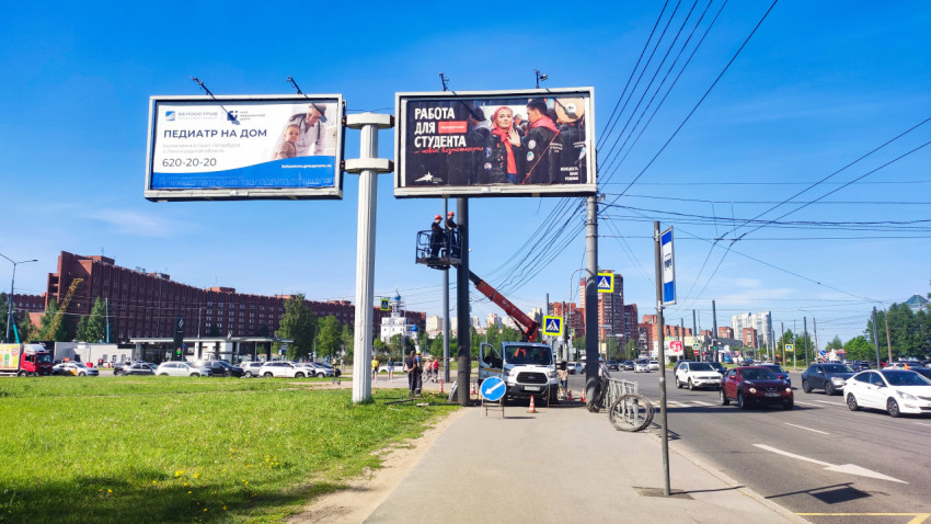 Монтаж рекламных щитов на оживлённой улице