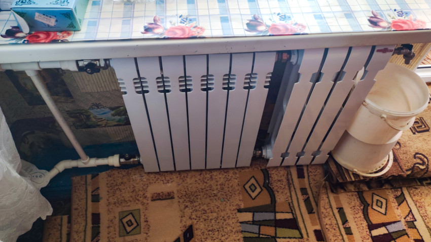 Радиатор отопления с пластиковыми трубами под столешницей