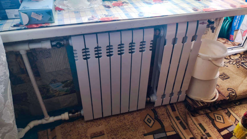 Отопительный радиатор под столешницей в жилом помещении