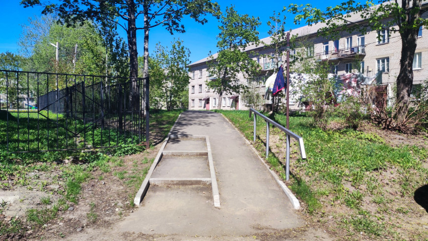 Пешеходная дорожка с перилами у жилого дома