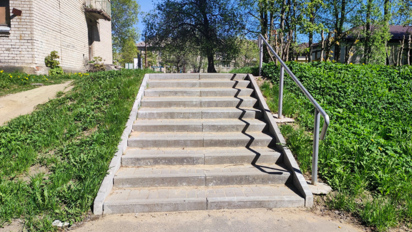 Бетонная лестница с перилами возле жилого квартала