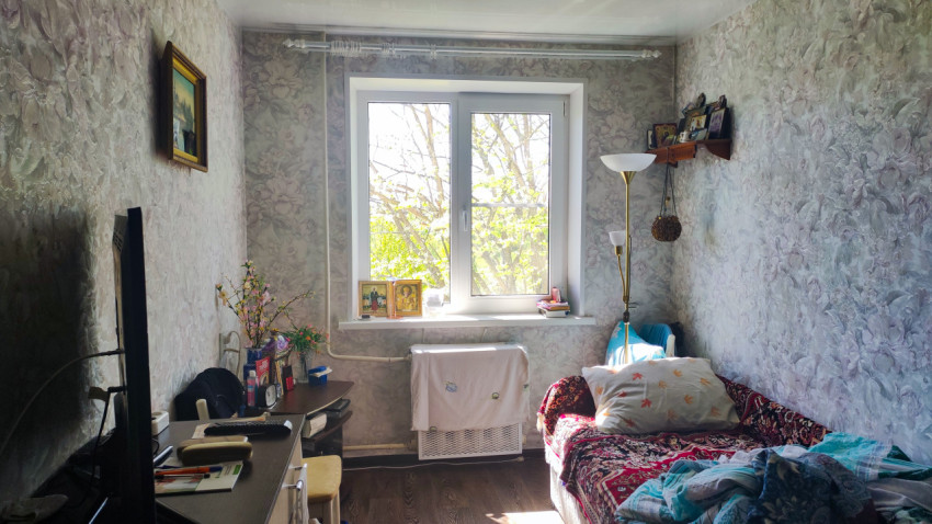 Спальня с окном, рабочей зоной и декоративными элементами