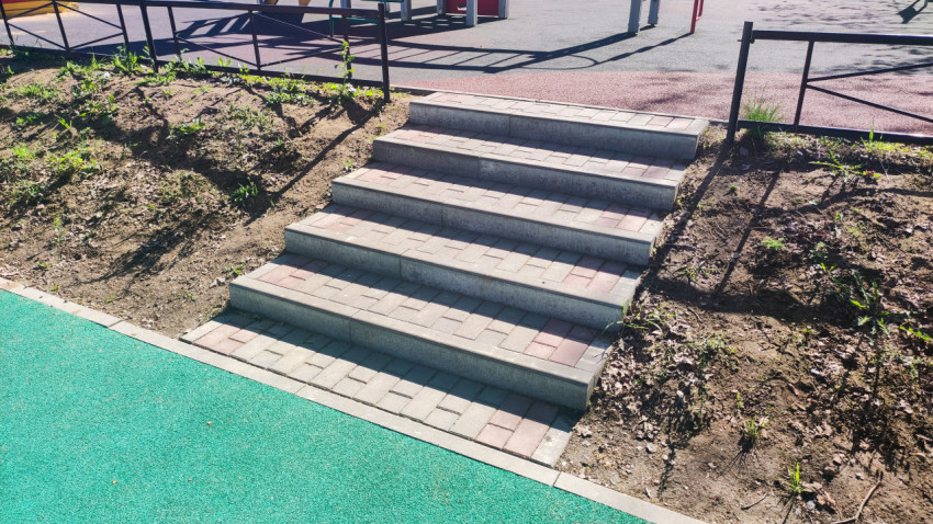 Лестница из плитки, ведущая к игровой зоне