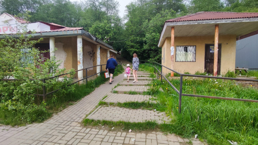 Пешеходный подъём между хозяйственными постройками и зелёной зоной