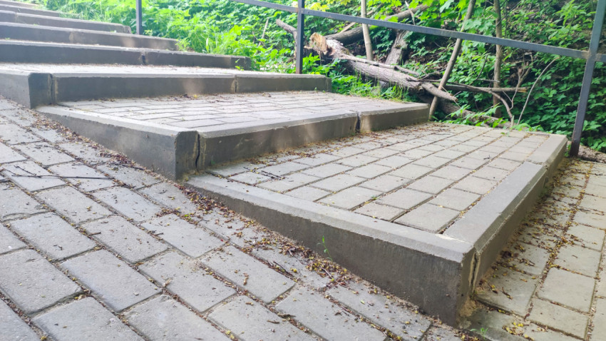 Повреждённые ступени пешеходной лестницы в природной зоне