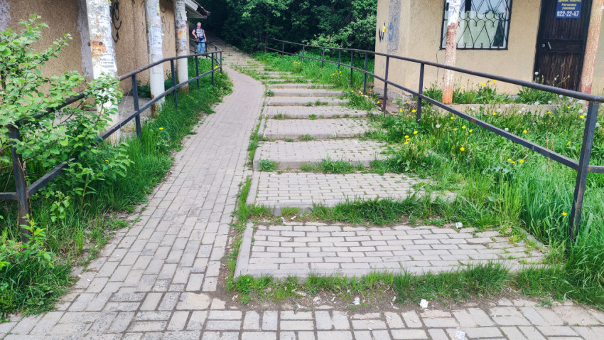 Лестница и пандус вдоль жилой застройки на склоне