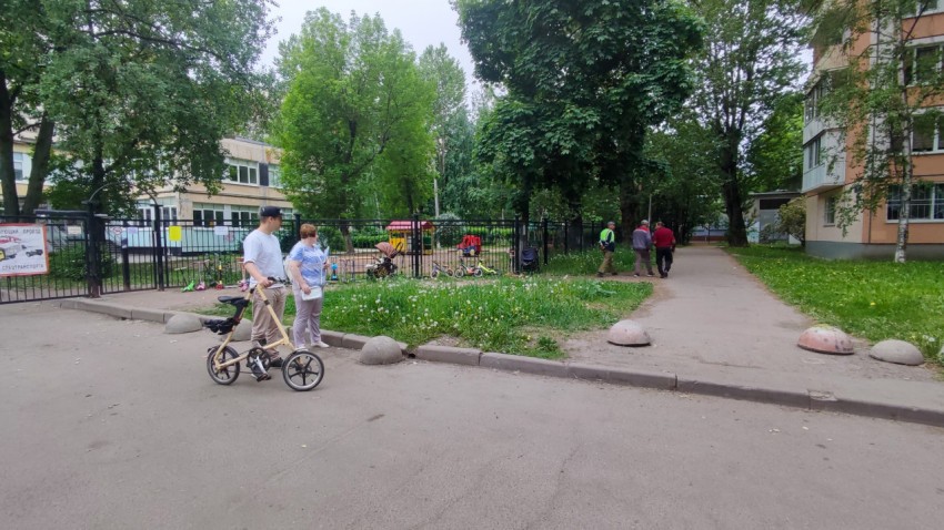 Пешеходная зона у детской площадки и жилых домов