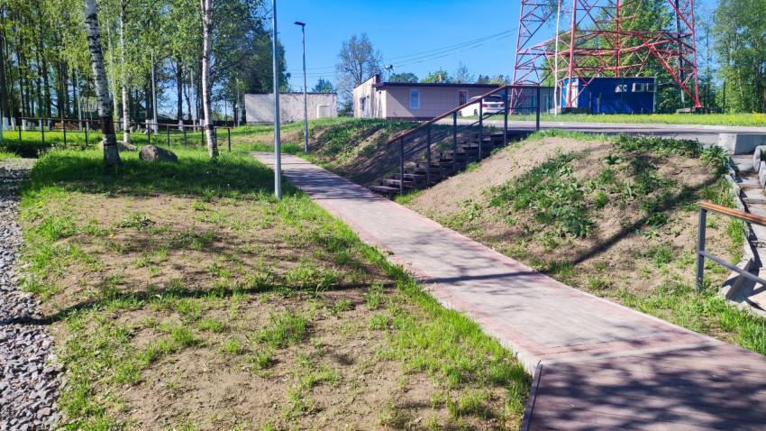 Пешеходная дорожка и лестничный спуск возле телекоммуникационной башни
