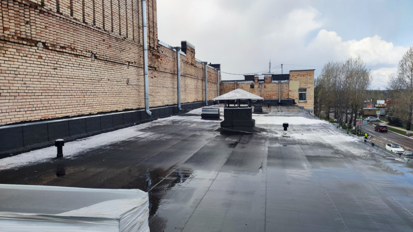 Плоская кровля промышленного здания с вентиляционными конструкциями