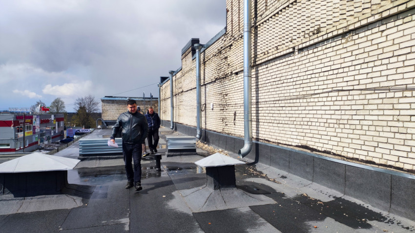 Осмотр кровли у кирпичного промышленного здания