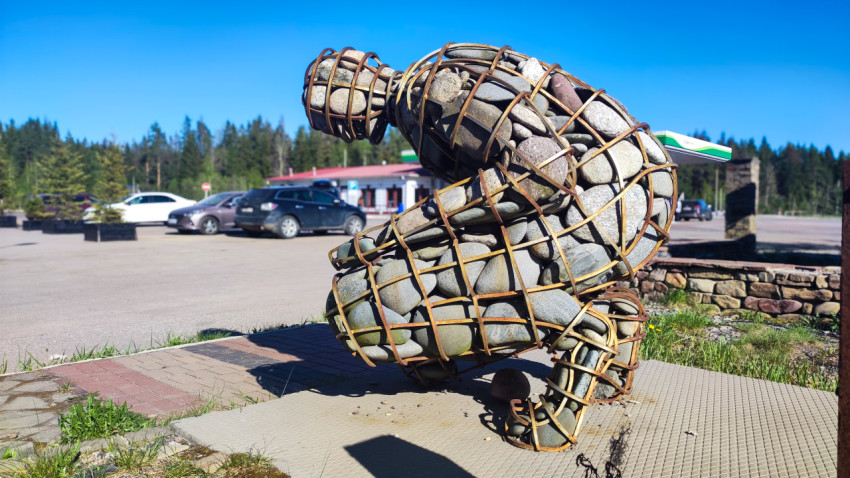 Каменная скульптура у стоянки на придорожной территории