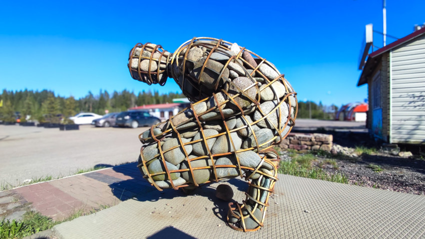 Скульптура из камней и металла на придорожной площадке