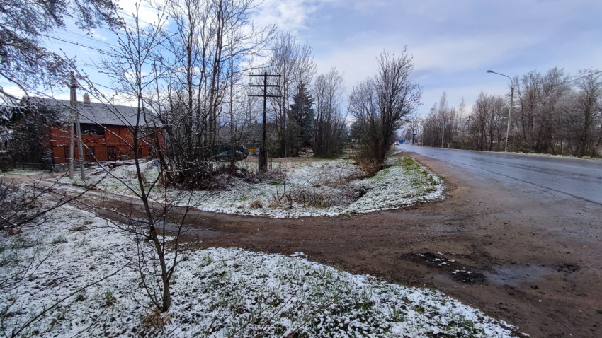 Загородная дорога и кирпичный дом в начале зимы