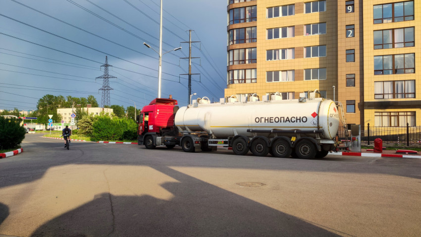 Топливная цистерна на шасси грузовика у жилого комплекса