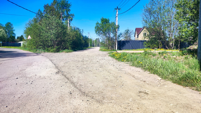 Грунтовая улица частного сектора с линией электропередачи