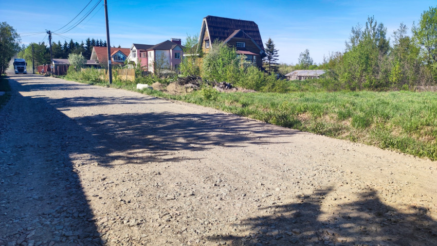 Грунтовая улица частного сектора с жилыми домами