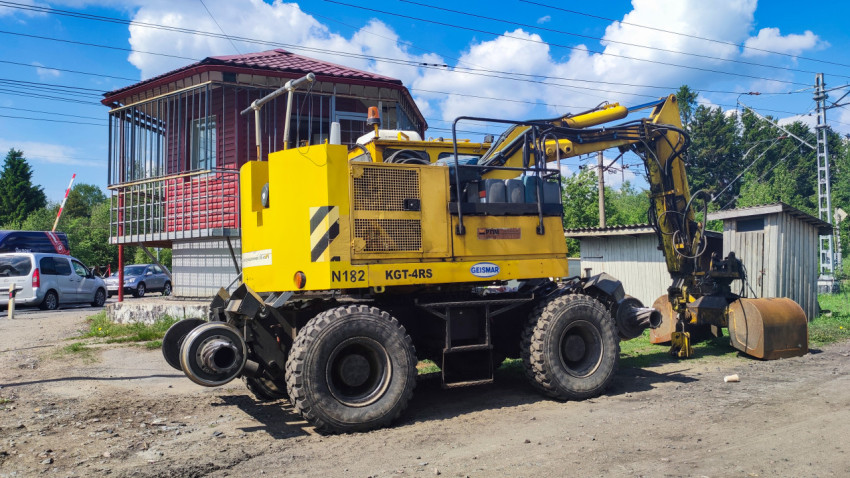GEISMAR KGT-4RS возле путевого поста и железнодорожной инфраструктуры