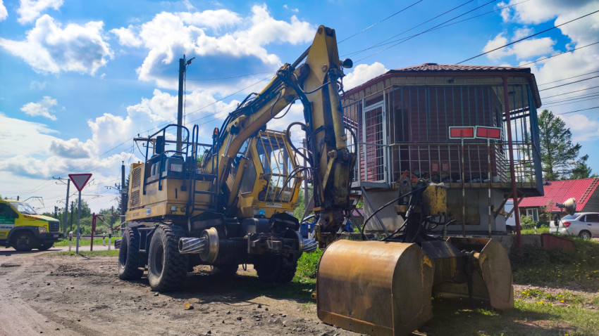 Экскаватор GEISMAR KGT-4RS у железнодорожного переезда