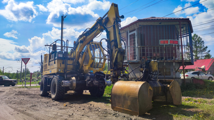 Экскаватор GEISMAR KGT-4RS у служебного поста железной дороги