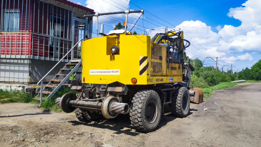 Экскаватор GEISMAR KGT-4RS у служебного здания на железнодорожных путях