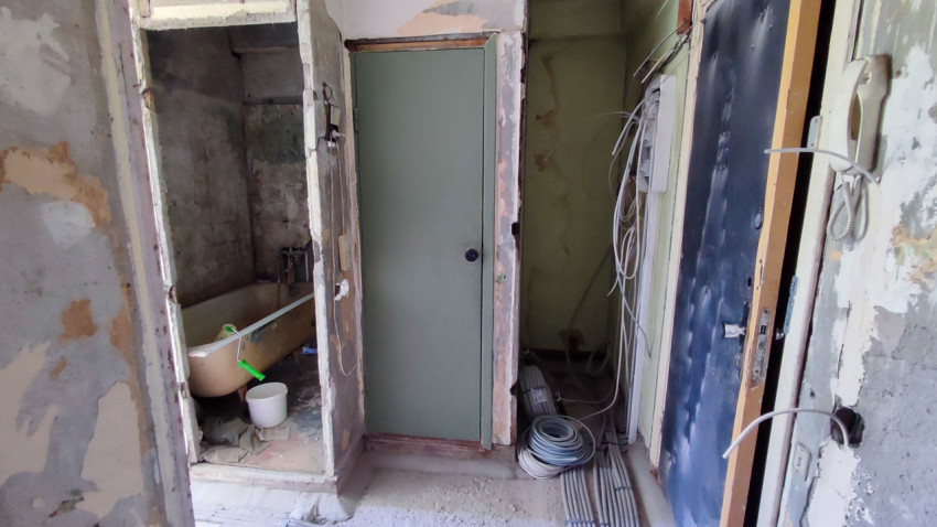 Коридор и ванная в состоянии капитального ремонта