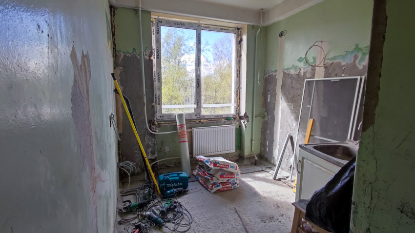 Помещение в процессе капитального ремонта с инструментами и материалами