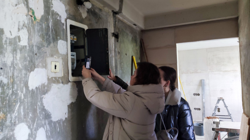 Осмотр электрического щита в комнате с черновой отделкой