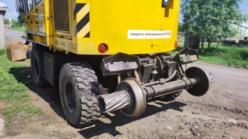 Фрагмент заднего узла экскаватора GEISMAR KGT-4RS с рельсовым оборудованием