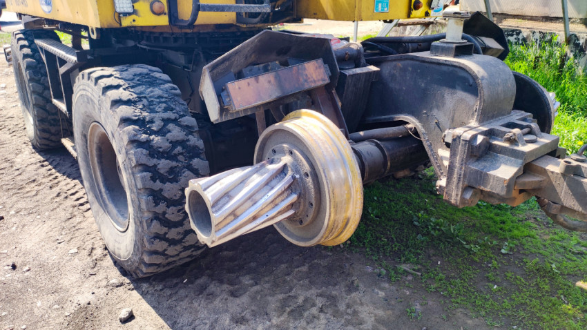 Передний рельсовый адаптер экскаватора GEISMAR KGT-4RS крупным планом