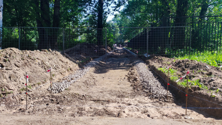 Строительный участок с разметкой и подготовкой основания под дорожку
