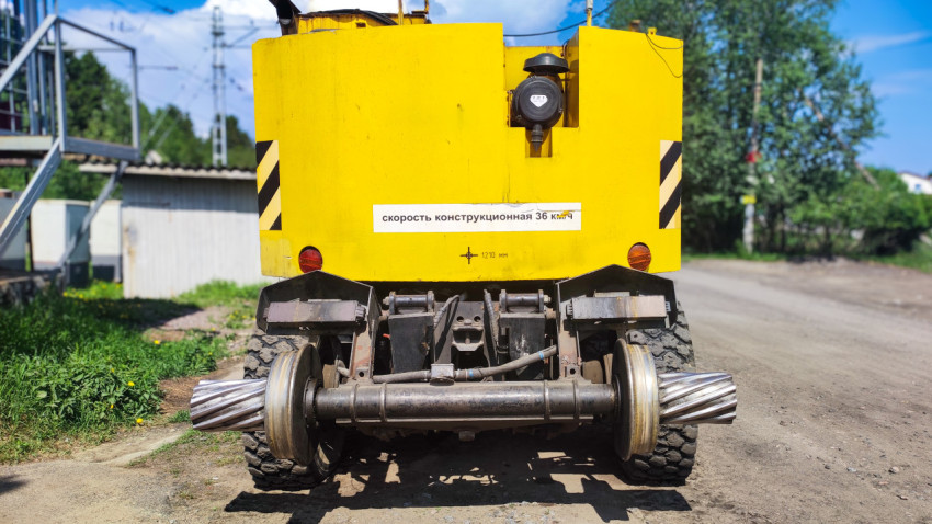 Вид сзади на экскаватор GEISMAR KGT-4RS с поднятыми рельсовыми адаптерами