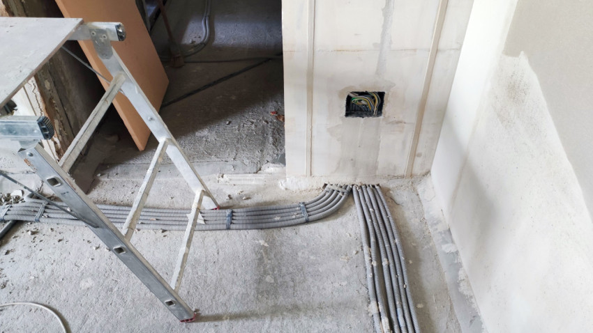 Прокладка электрических кабелей в гофре вдоль пола и монтаж подрозетников