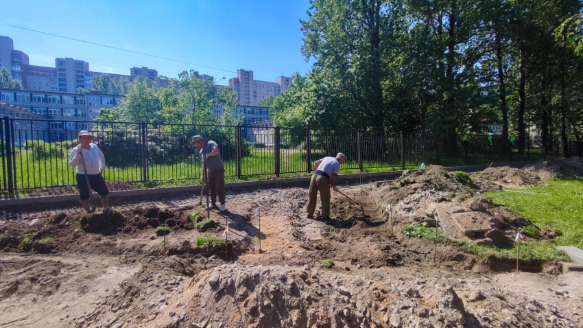 Рабочие выполняют земляные работы на участке благоустройства