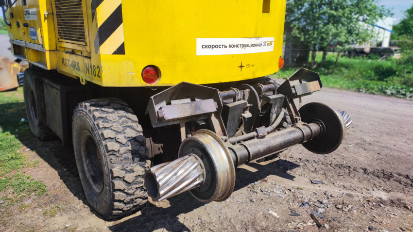 Экскаватор GEISMAR KGT-4RS на грунтовой дороге с рельсовыми адаптерами
