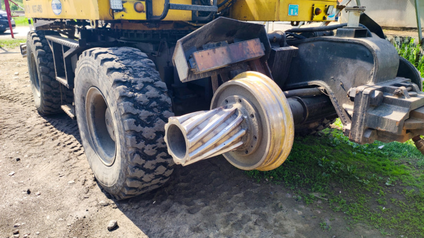 Рельсовый адаптер экскаватора GEISMAR KGT-4RS крупным планом