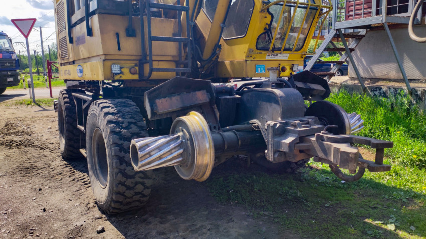 Узел рельсовых адаптеров экскаватора GEISMAR KGT-4RS на рабочей площадке