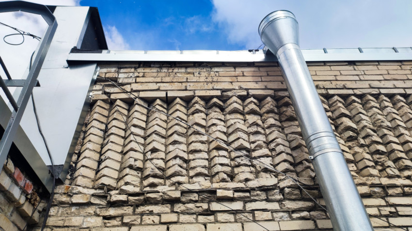 Кирпичная кладка промышленного здания и вентиляционная труба