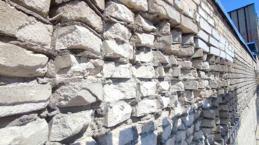 Повреждённая кирпичная кладка на внешней стене здания