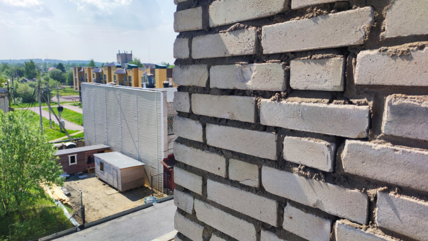 Кладка наружной кирпичной стены с трещинами и дефектами швов