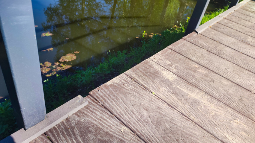 Отсутствующая кромочная планка деревянного настила у водоёма