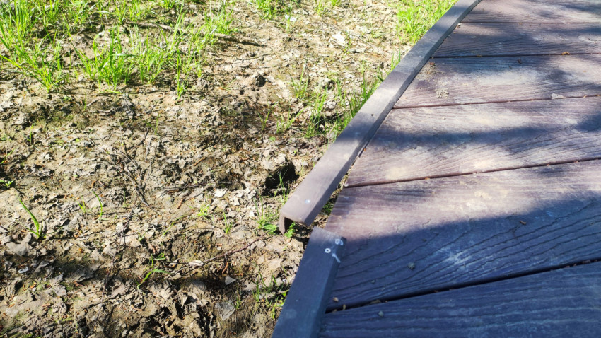 Дефект кромки деревянного настила у грунтовой площадки