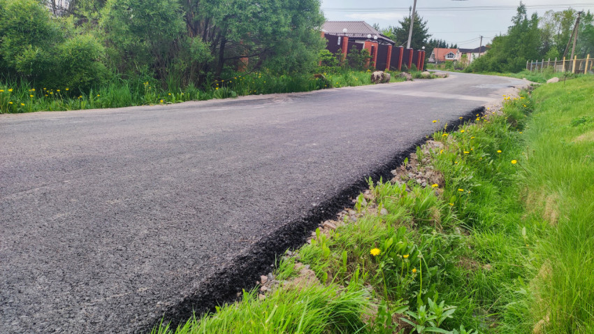 Новое асфальтовое покрытие на сельской дороге