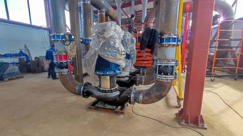 Насосное оборудование котельной в процессе установки