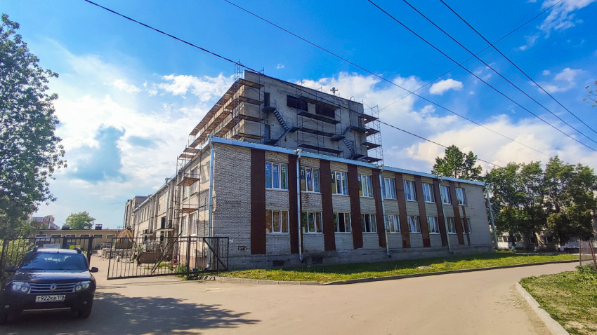 Здание промышленного типа с лесами и кирпичными фасадами