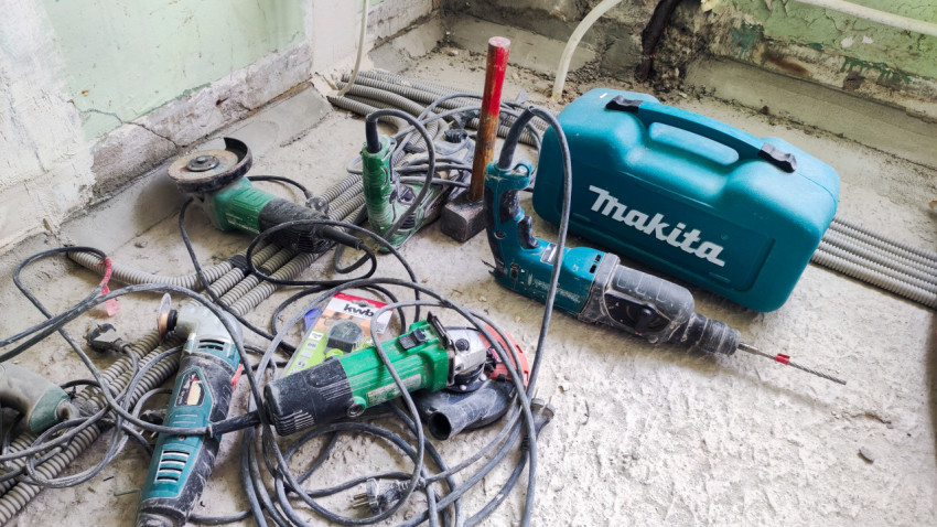 Электроинструменты и перфоратор Makita на ремонтируемом объекте
