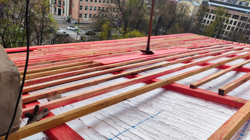 Деревянная обрешётка кровли с видом на улицу