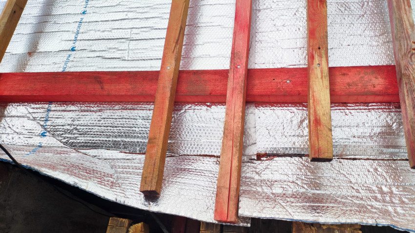 Деревянная обрешётка на утеплённом кровельном скате