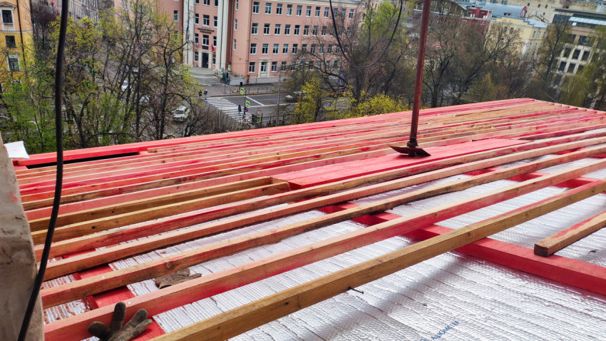 Монтаж обрешётки кровли с видом на улицу
