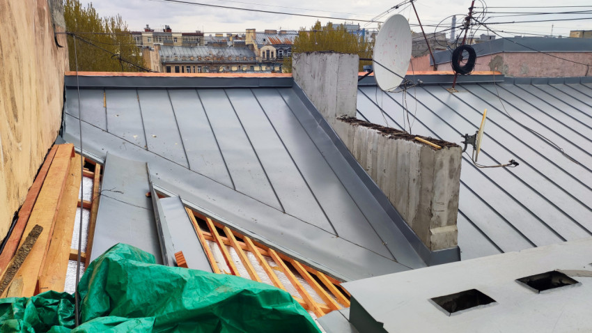 Участок металлической кровли с частично разобранным покрытием